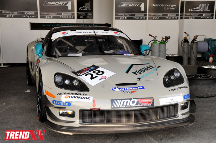 В Баку стартовал парад гоночных машин, участвующих в City Challenge (Фото)